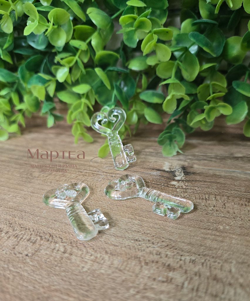 Акрилен декоративен елемент във форма на ключ