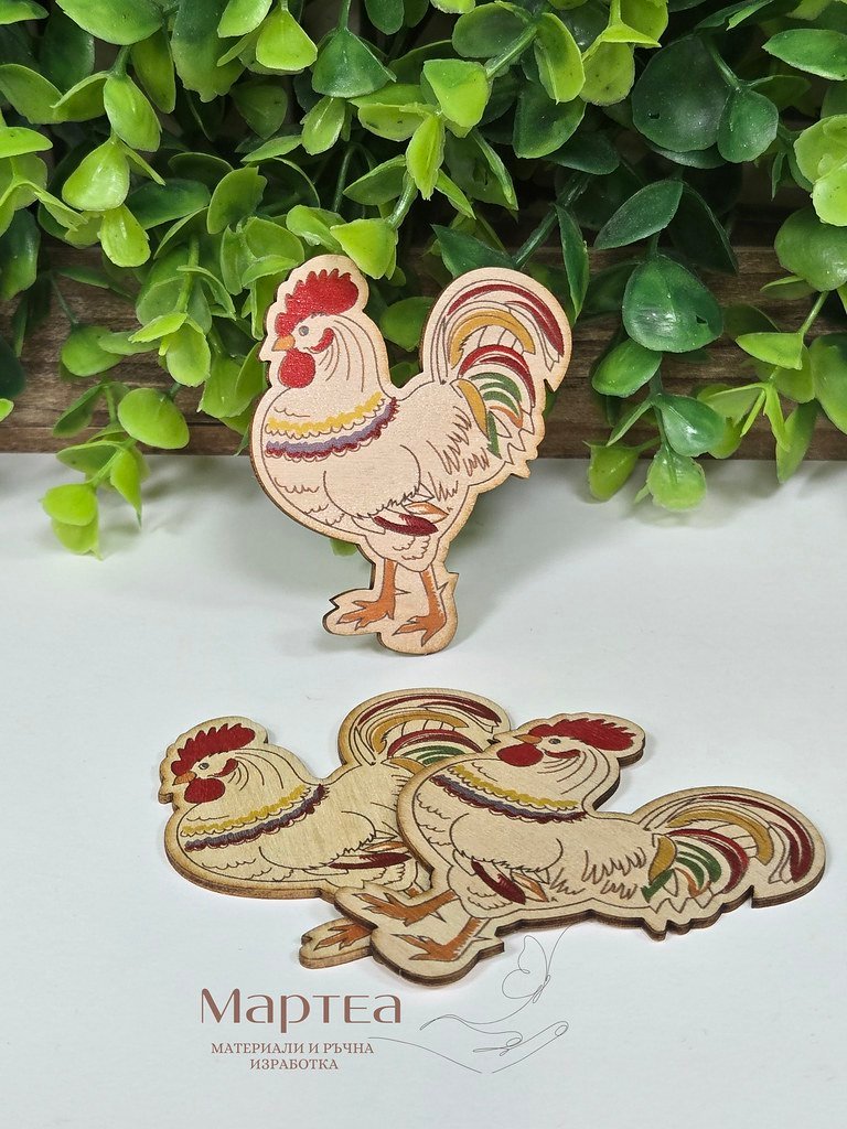 дървен елемент под формата на цветен петел