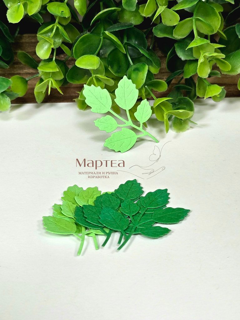 Декоративен картонен елемент във форма на листенца