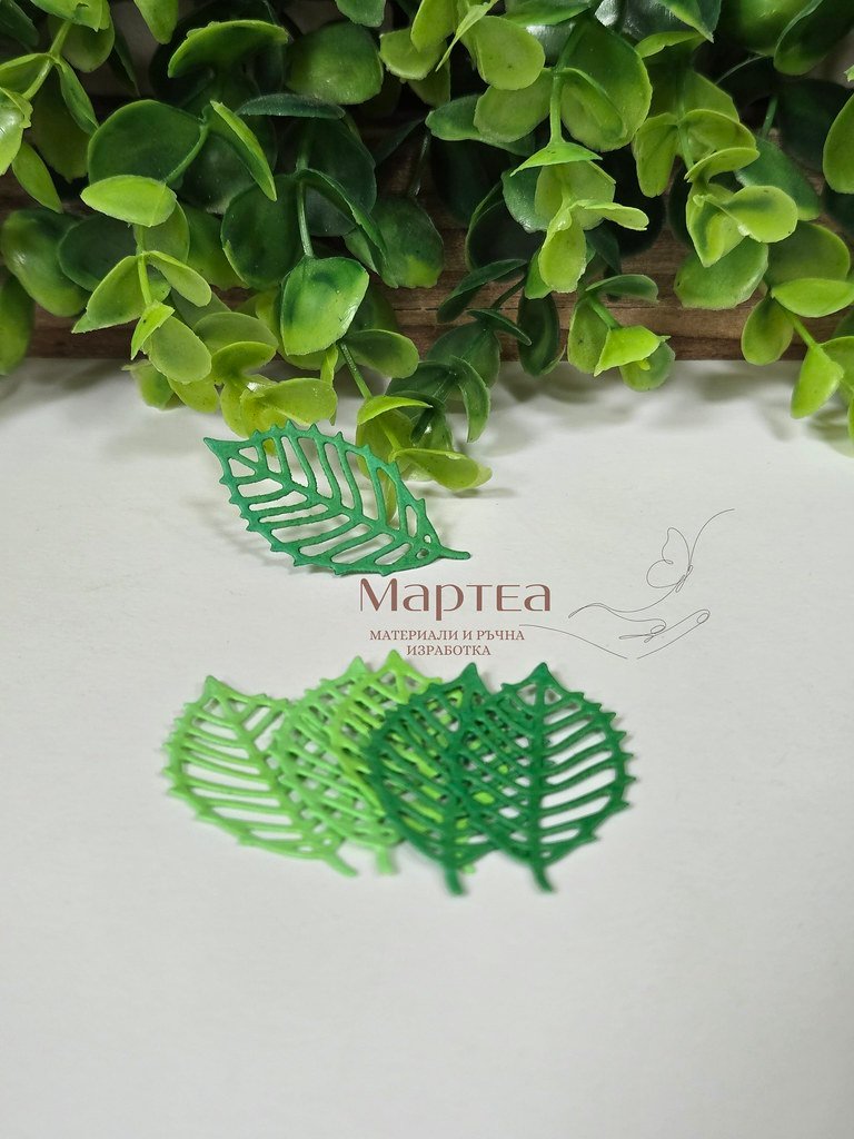 Декоративен картонен елемент във форма на листо