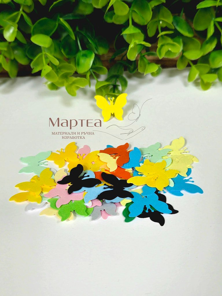 Декоративен картонен елемент във форма на пеперудка