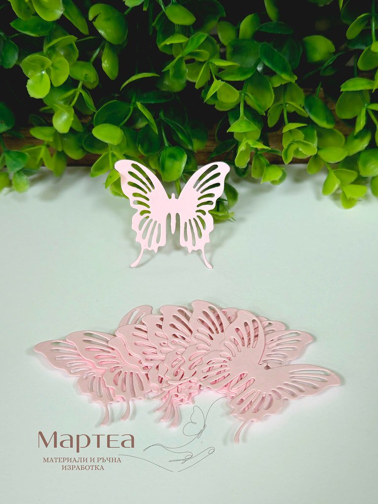 Декоративен картонен елемент във форма на пеперудка