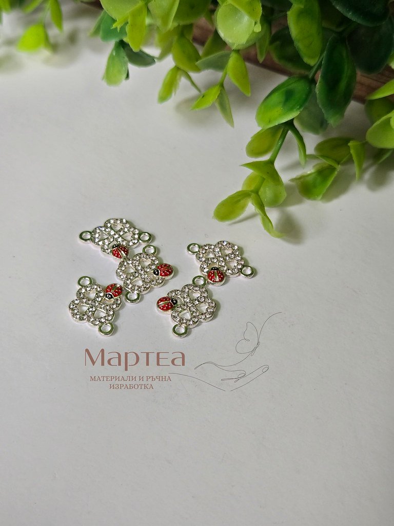 Свързващ елемент с форма на калинка в детелинка