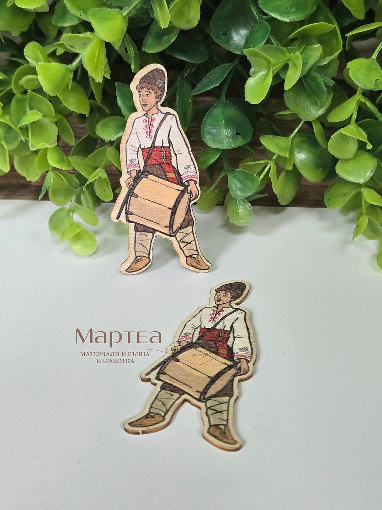 дървен елемент под формата на момък с тъпан