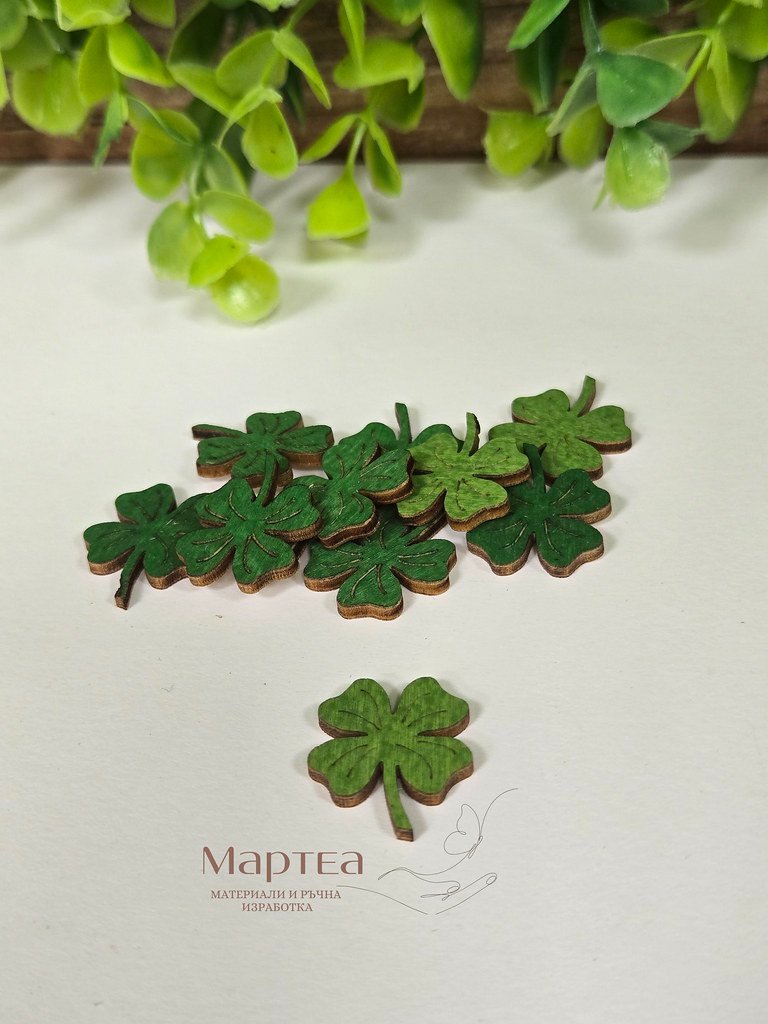 дървен елемент под формата на зелена детелина