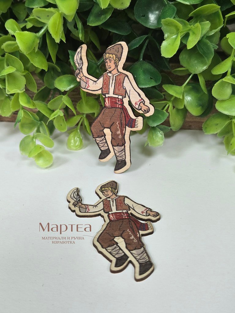 дървен елемент под формата на танцуващ момък