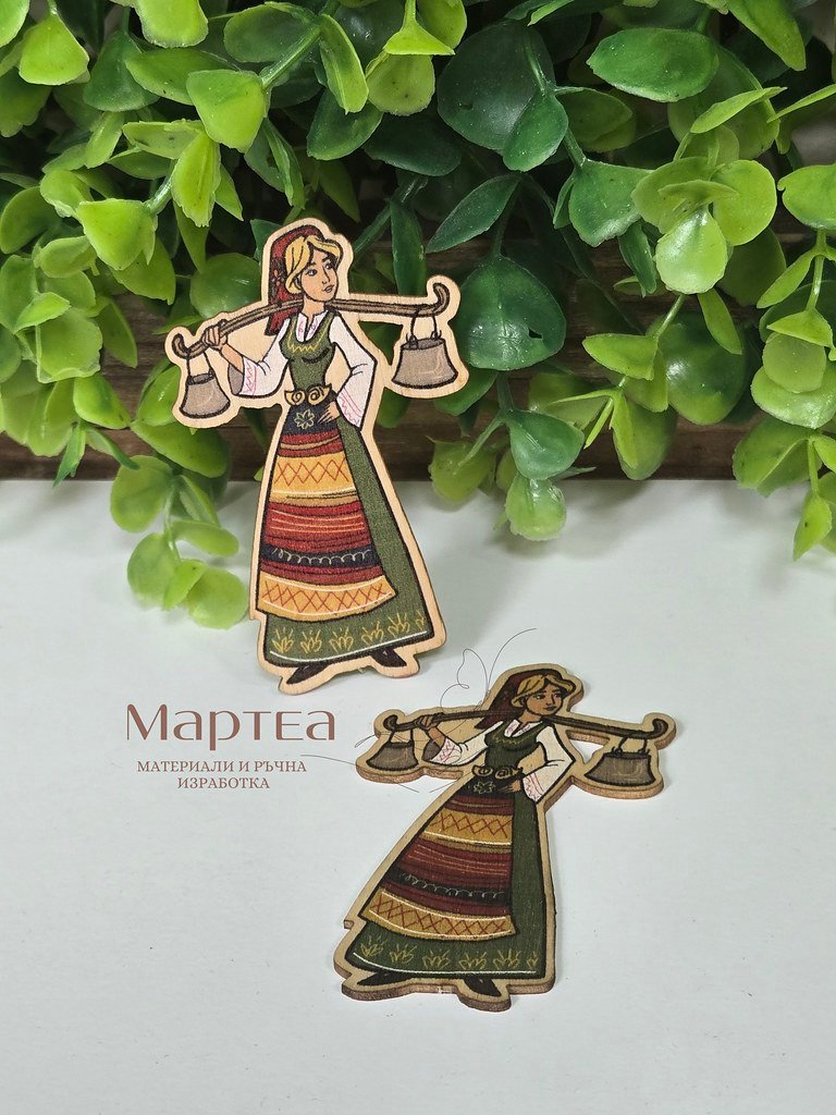 дървен елемент под формата на жена с кобилица