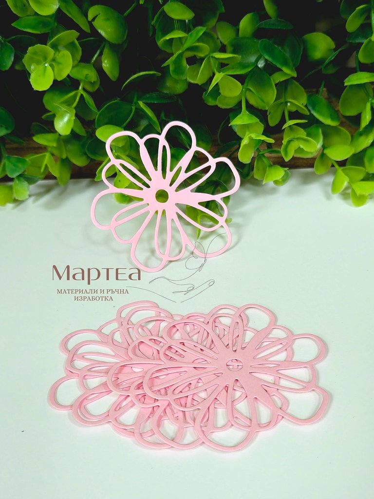 Декоративен картонен елемент във форма на цвете