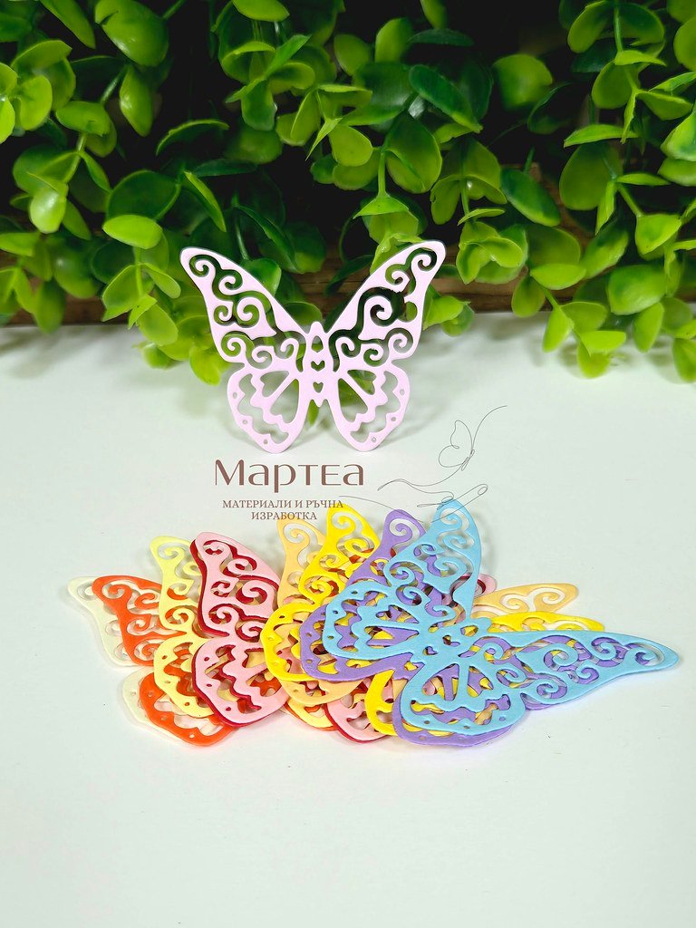Декоративен картонен елемент във форма на пеперудка