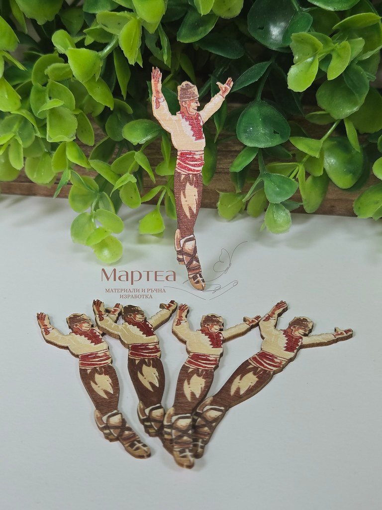 дървен елемент под формата на момък в народна носия