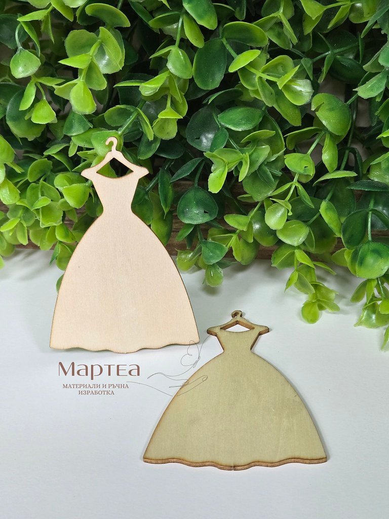 дървен елемент под формата на рокля