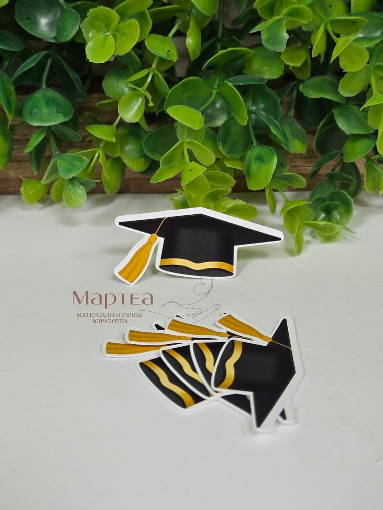 Декоративен картонен елемент във форма на шапка - дипломиране