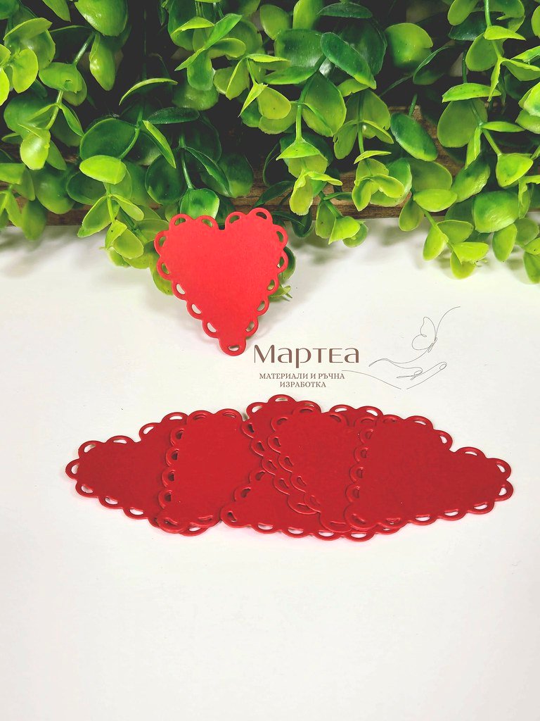 Декоративен картонен елемент във форма на сърце с дантела