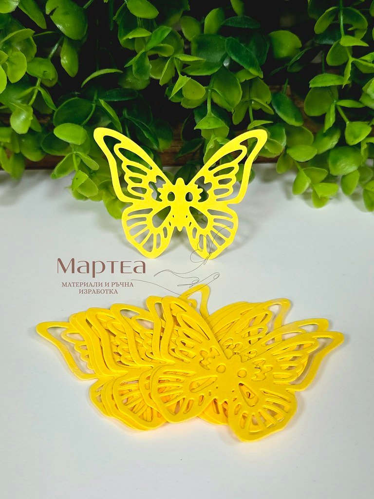Декоративен картонен елемент във форма на пеперуда