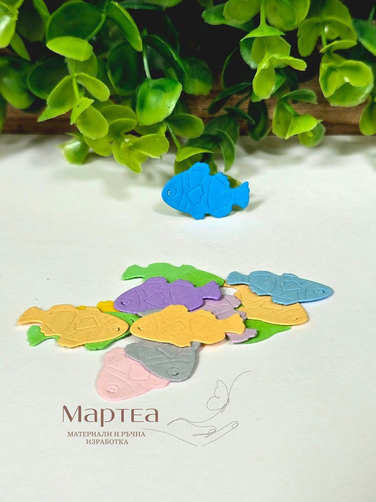 Декоративен картонен елемент във форма на малки рибки